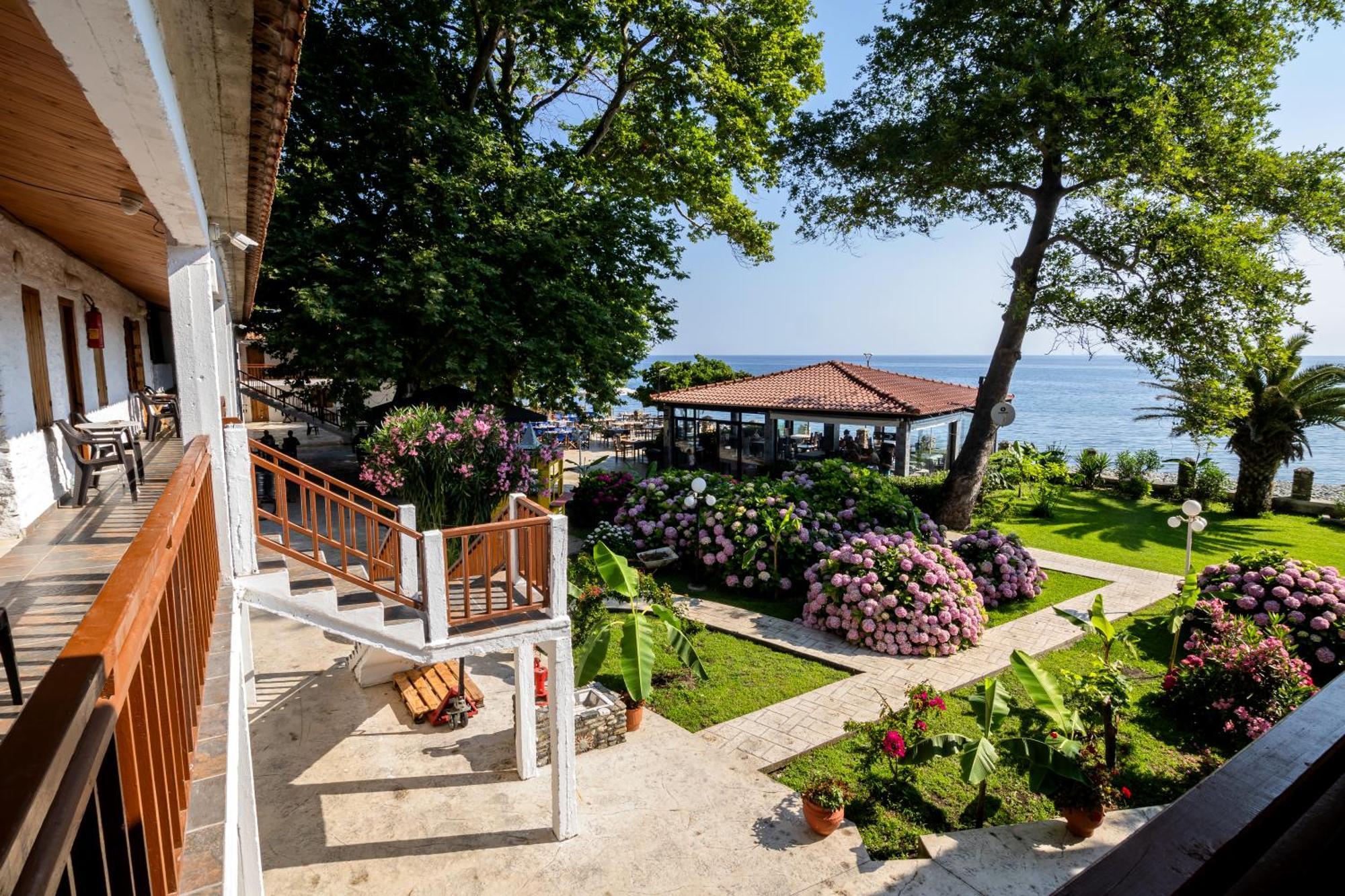 Hotel Коккінон-Нерон Екстер'єр фото