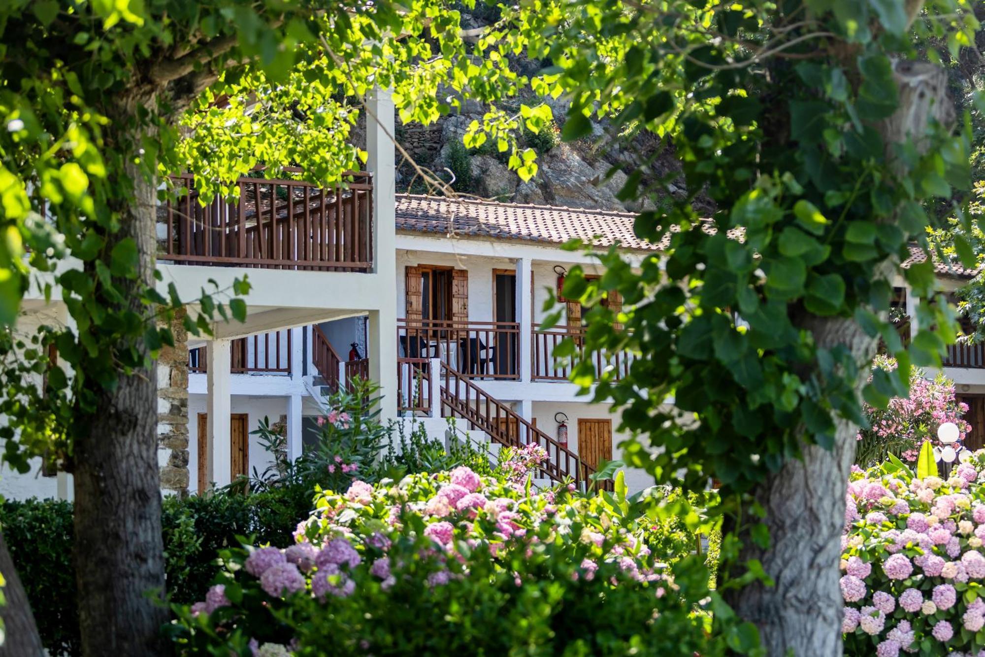 Hotel Коккінон-Нерон Екстер'єр фото